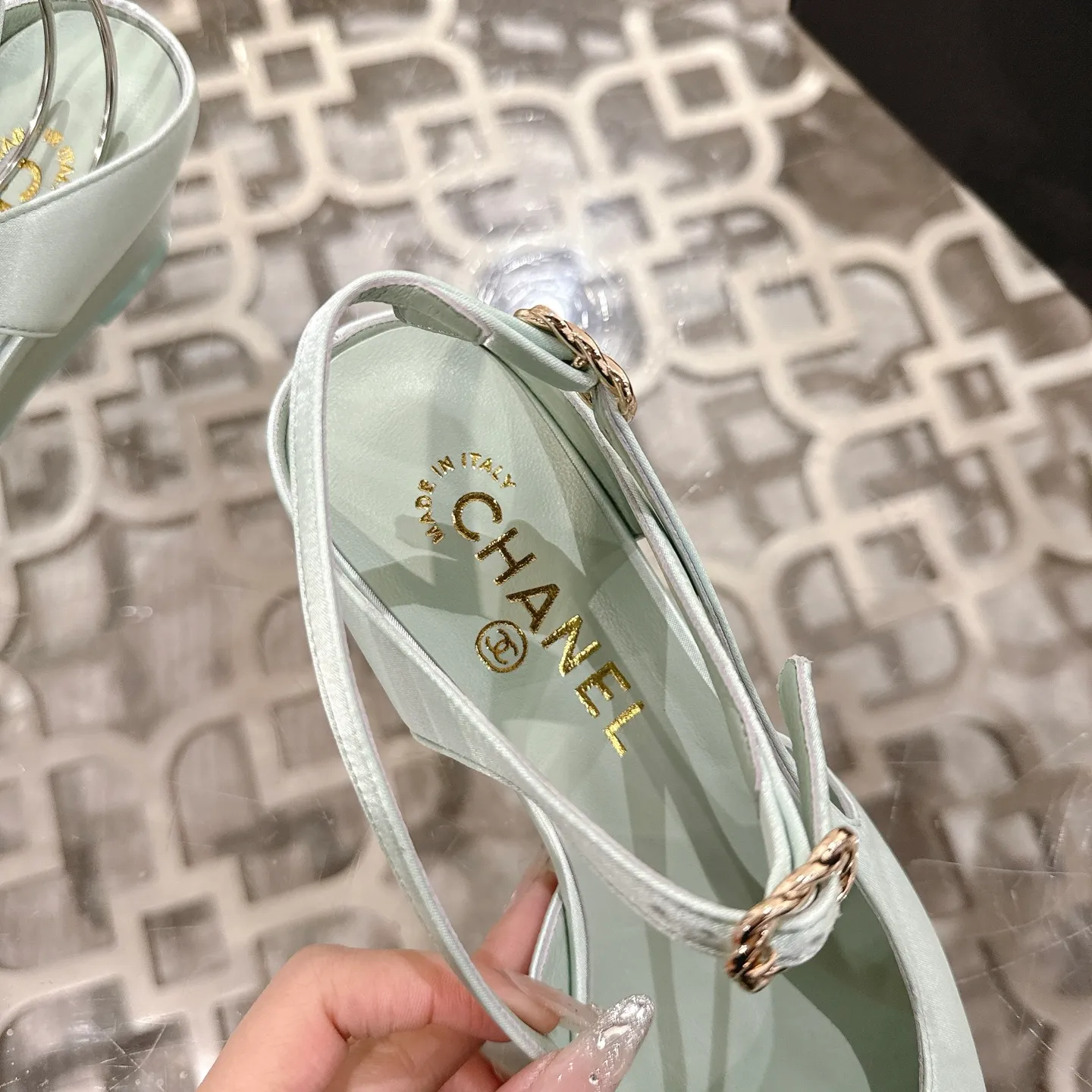 👟👟Ex-factory price 540👟👟 Chanel Xiaoxiang 25ss early spring new product silk satin sandals series French style, so beautiful that it is so beautiful! This is what an elegant and romantic fairy should be like! The minimalist color scheme and silk satin are deeply rooted in people's hearts. It goes well with skirts or casual wear! Fabric: Made of original customized silk Lining: Sheepskin Outsole: Genuine leather outsole imported from Italy Heel height: 4.5cm Size: 35-39 (40.41.42 customization is non-refundable)